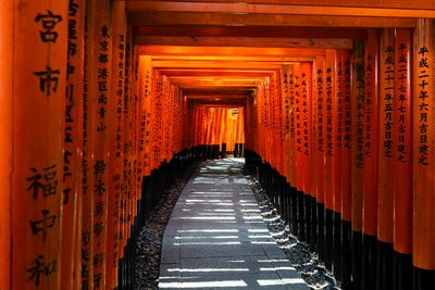 Red walls between the air tunnel
